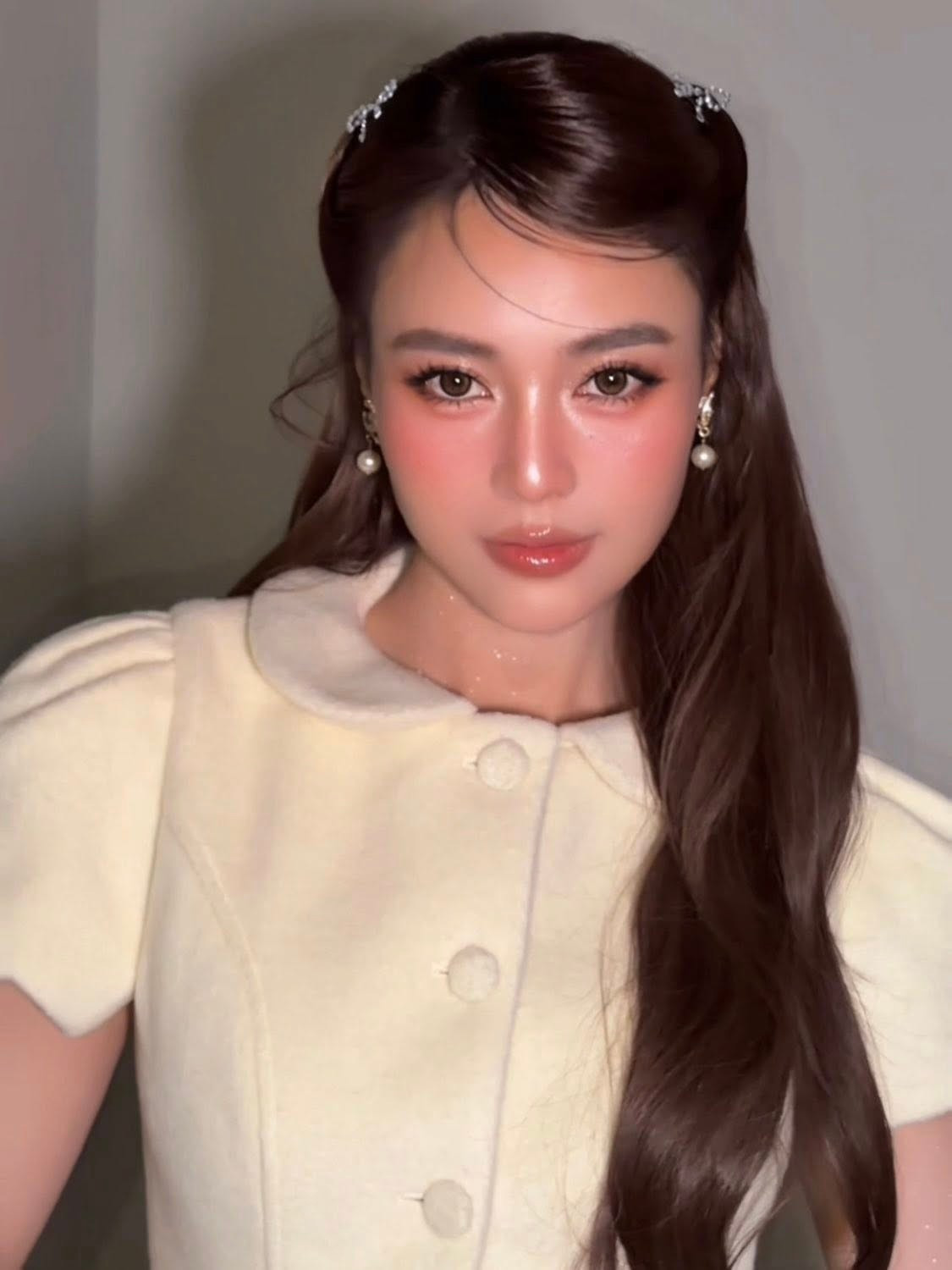 Những thiết kế váy áo mang gam màu pastel nhẹ nhàng như hồng phấn, xanh baby hay trắng kem được cô lựa chọn thường xuyên.