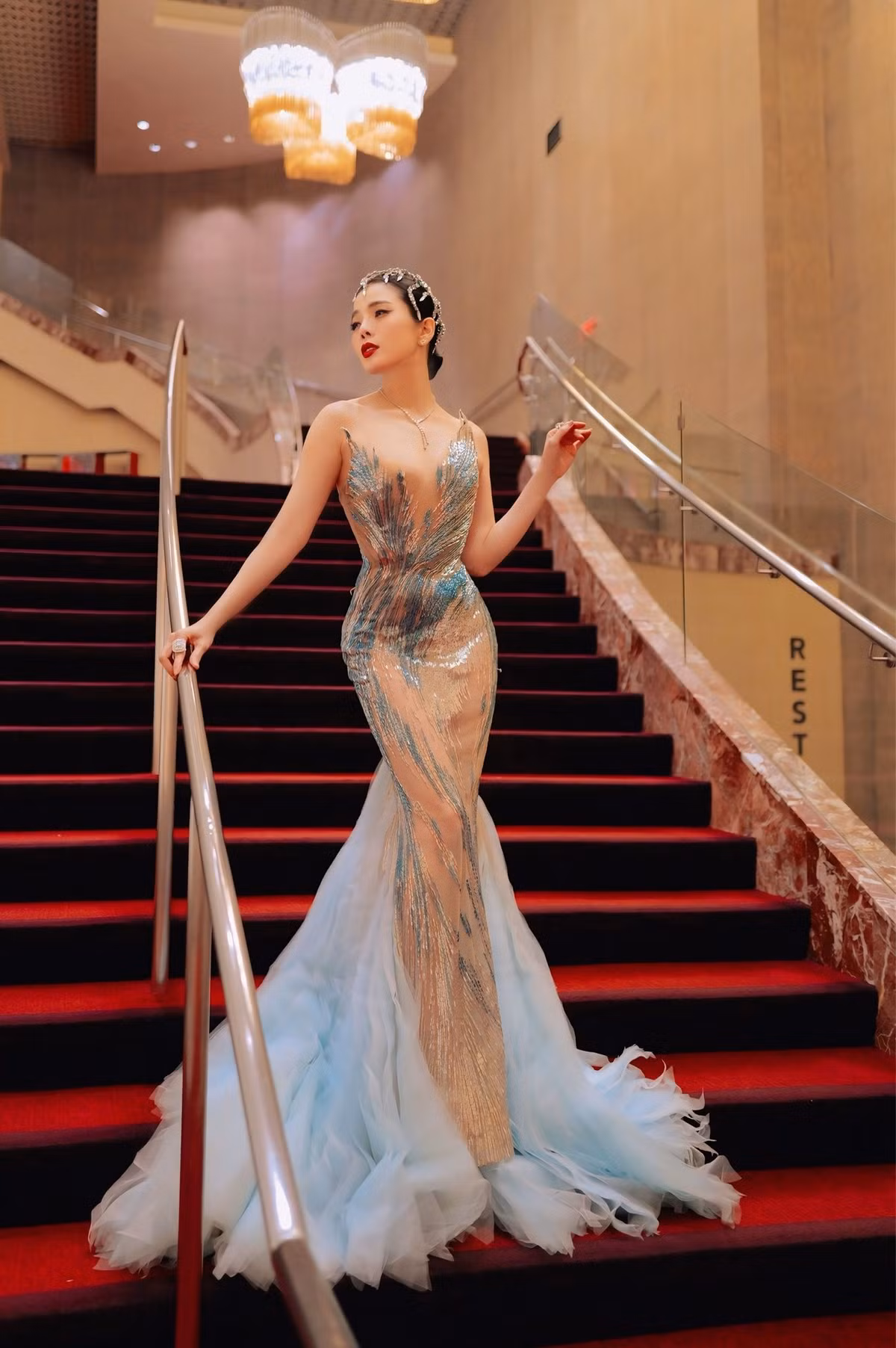 Xuất hiện trong một bộ váy ôm sát, cô để lộ vòng eo 58 cm cùng thân hình "mình hạc xương mai".