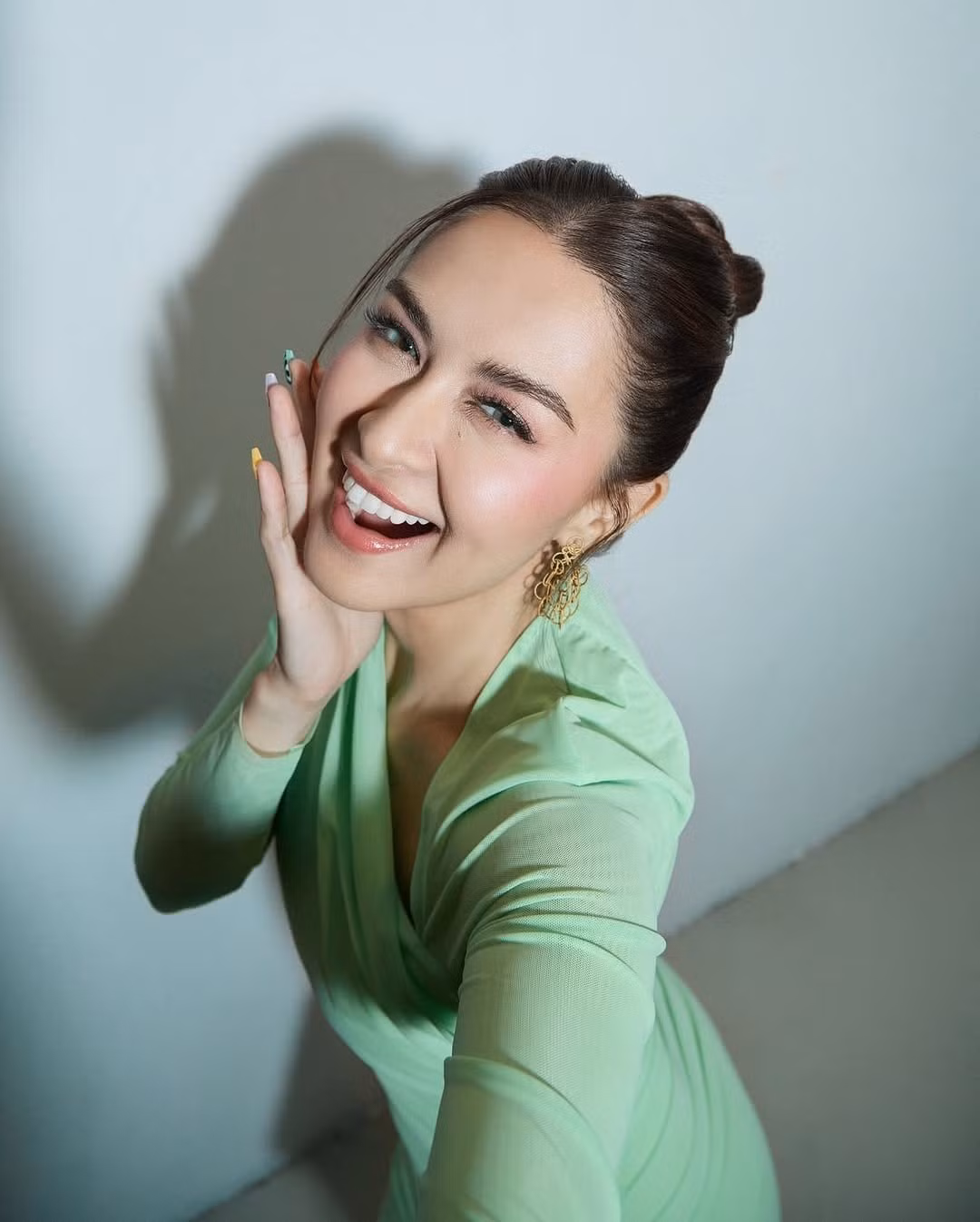 Kiểu tóc buộc cao thanh lịch kết hợp với nụ cười tươi tắn giúp nữ diễn viên nổi bật giữa đám đông, toát lên khí chất vừa sang trọng vừa gần gũi.