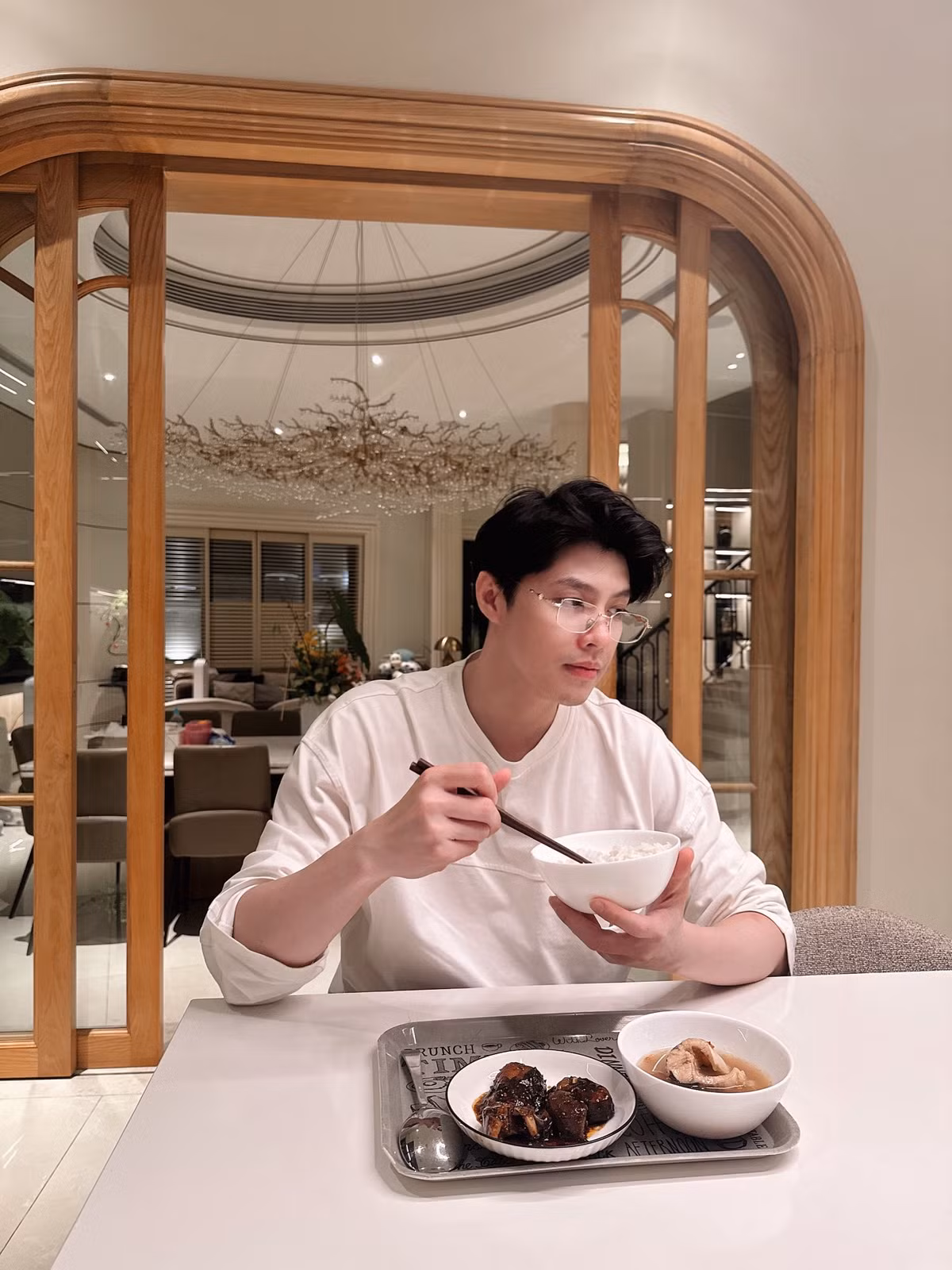 Noo Phước Thịnh nhận nhiều lời khen nhờ góc mặt trẻ trung, thư sinh ở tuổi 36. Ảnh: FB Noo Phước Thịnh