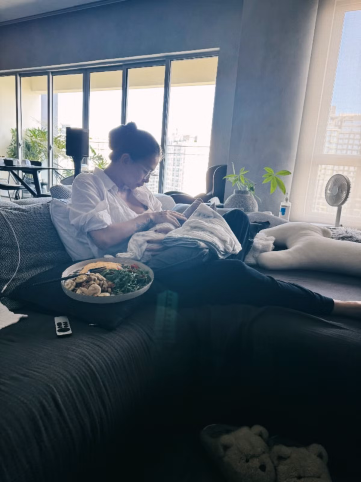 Cô hiếm khi xuất hiện tại các sự kiện giải trí, thay vào đó chọn cuộc sống giản dị, yên bình bên gia đình.