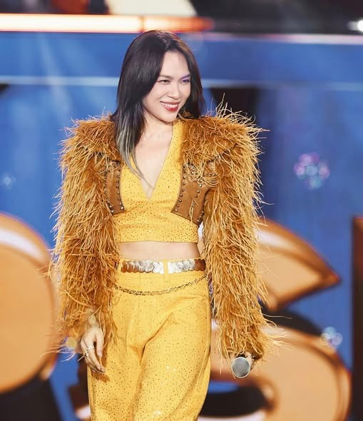 Ca sĩ Mỹ Tâm khoe vòng eo săn chắc tại một đêm nhạc ngoài trời ở phố đi bộ Nguyễn Huệ (TP HCM). Ảnh: FB My Tam