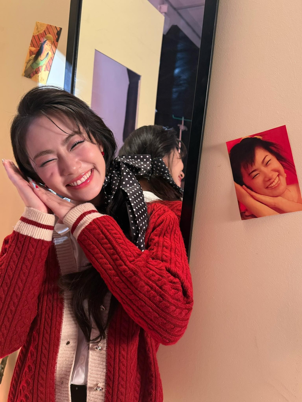 Ngoài ra, nữ ca sĩ còn tạo dáng nghiêng đầu cười rạng rỡ, gợi nhớ khoảnh khắc cách đây 21 năm.