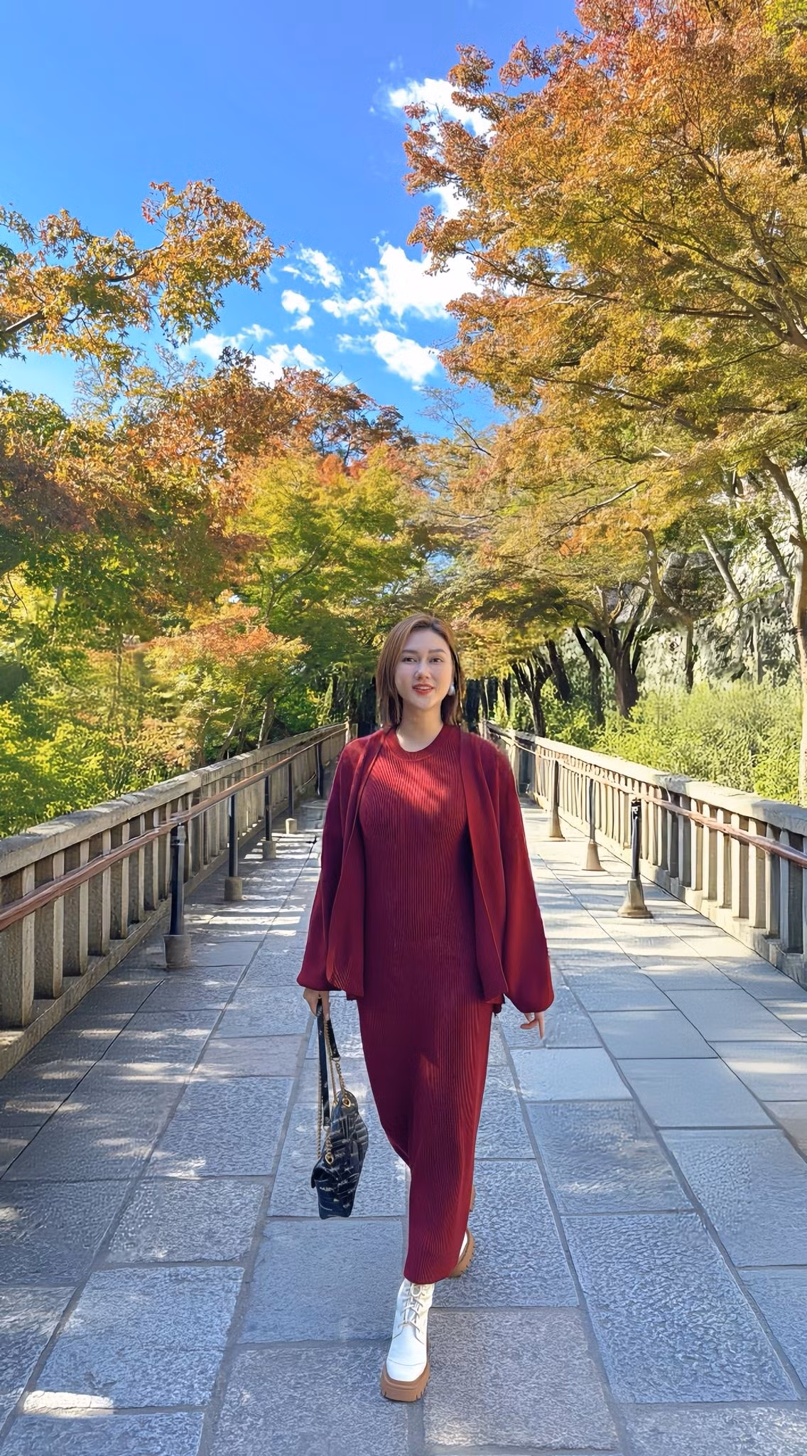 Gương mặt thanh tú, làn da mịn màng cùng thần thái rạng rỡ càng làm cô thêm cuốn hút.