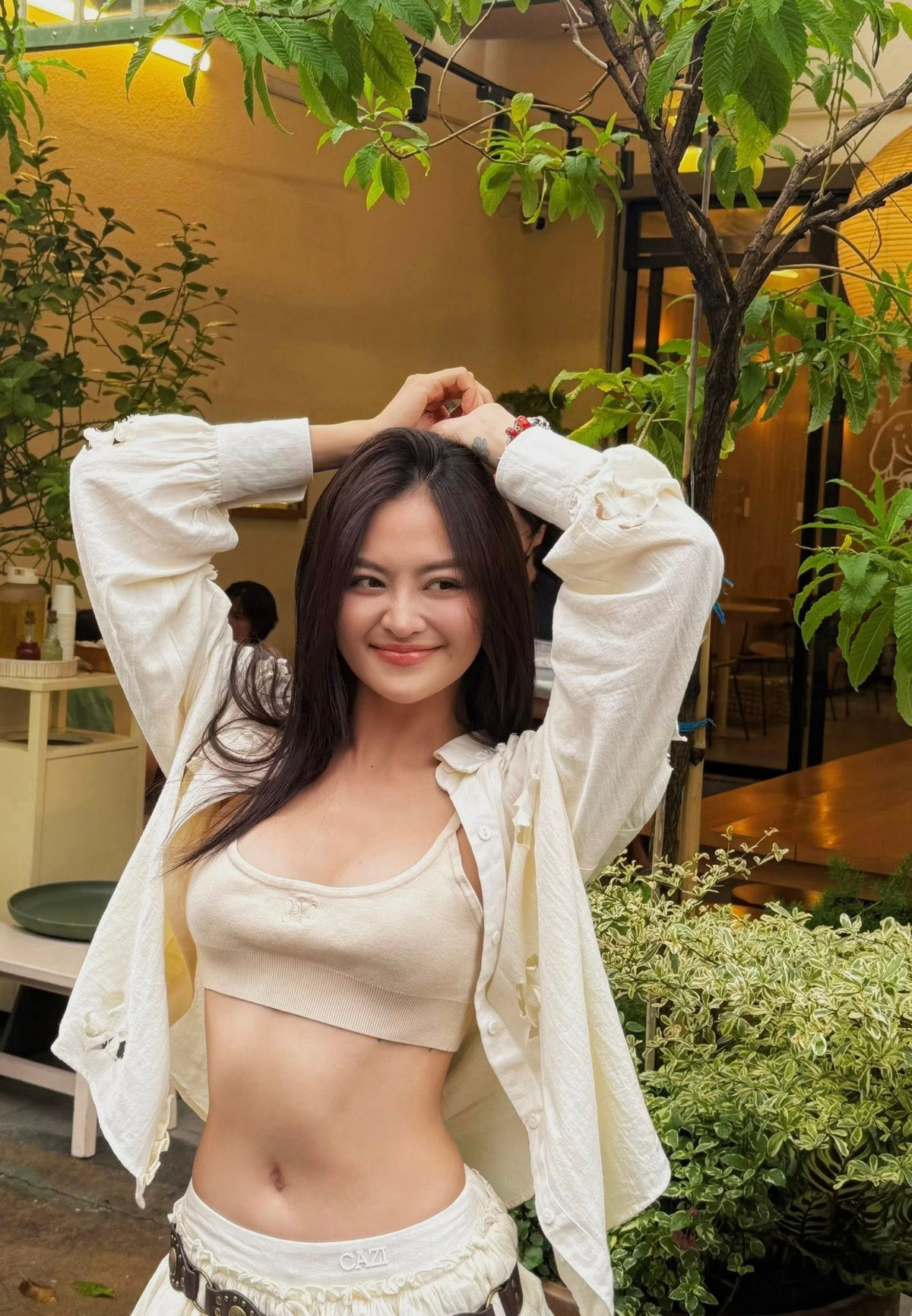 Tin tức sao Việt 29/6: Diễn viên Thuỳ Anh khoe eo thon khi diện áo chỉ ngắn bằng gang tay xuống phố. Ảnh: FB Thuỳ Anh