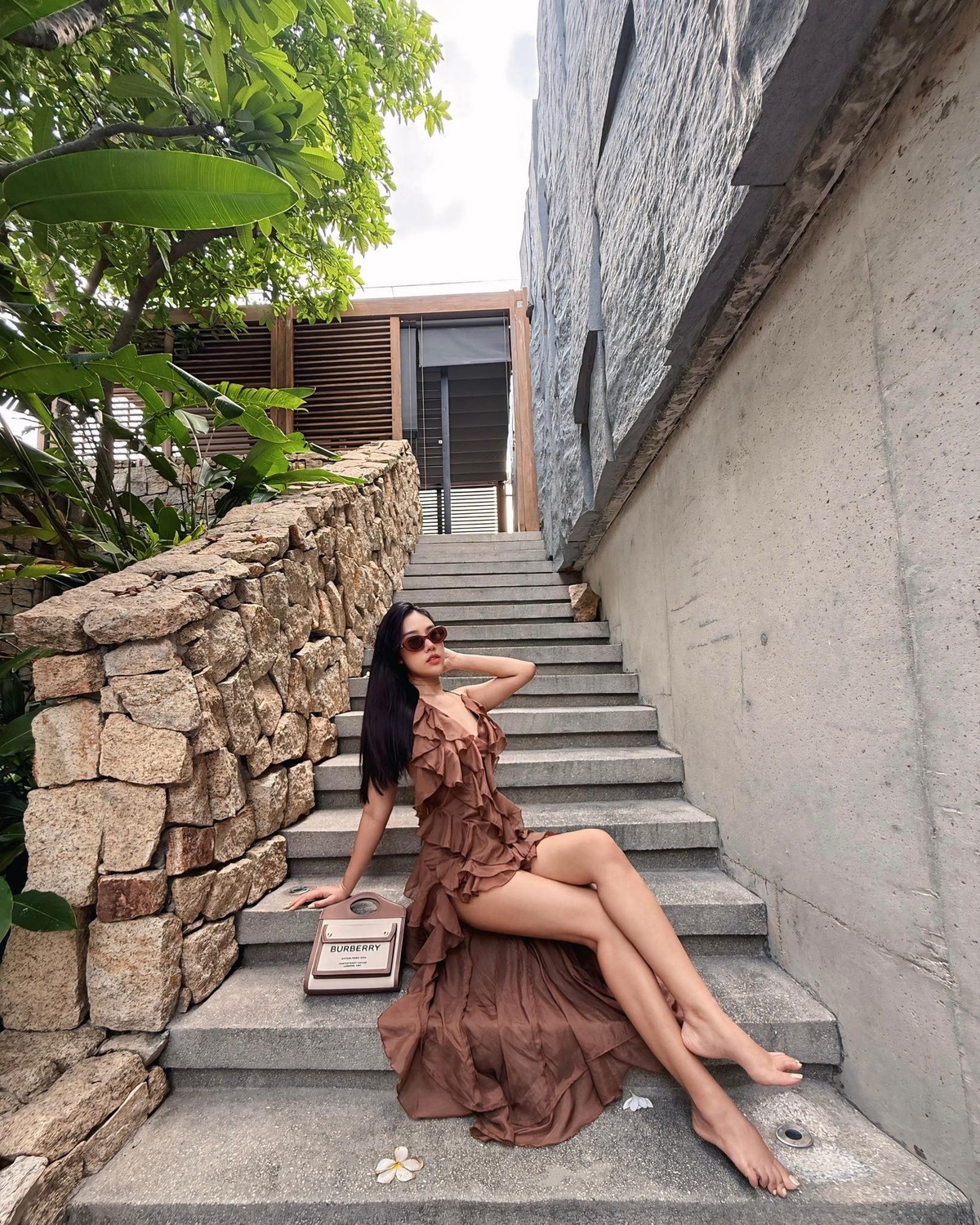 Thiết kế khoét hông cao không chỉ giúp cô nàng “ăn gian” chiều cao mà còn tăng thêm phần gợi cảm cho tổng thể. Ảnh: FB Tăng Khánh Chi