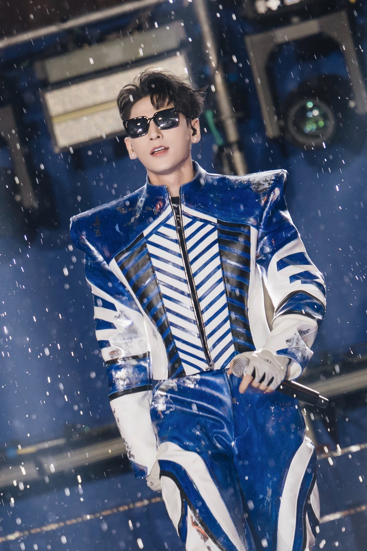 Isaac biểu diễn dưới mưa tại Hà Nội. Ảnh: FB Isaac