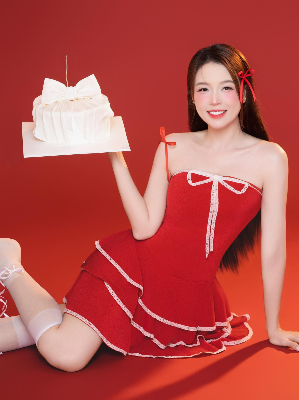 "Gái hai con" Sam rạng rỡ đón tuổi mới. Ảnh: FB Sam