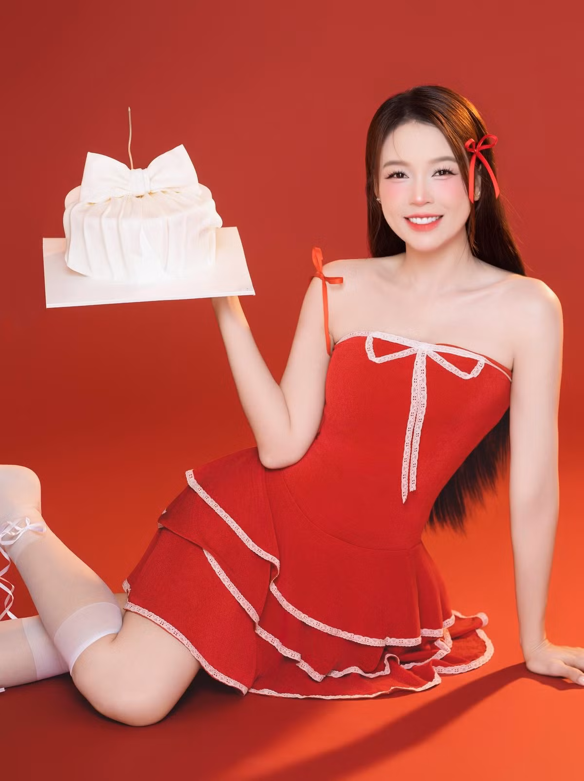 "Gái hai con" Sam rạng rỡ đón tuổi mới. Ảnh: FB Sam