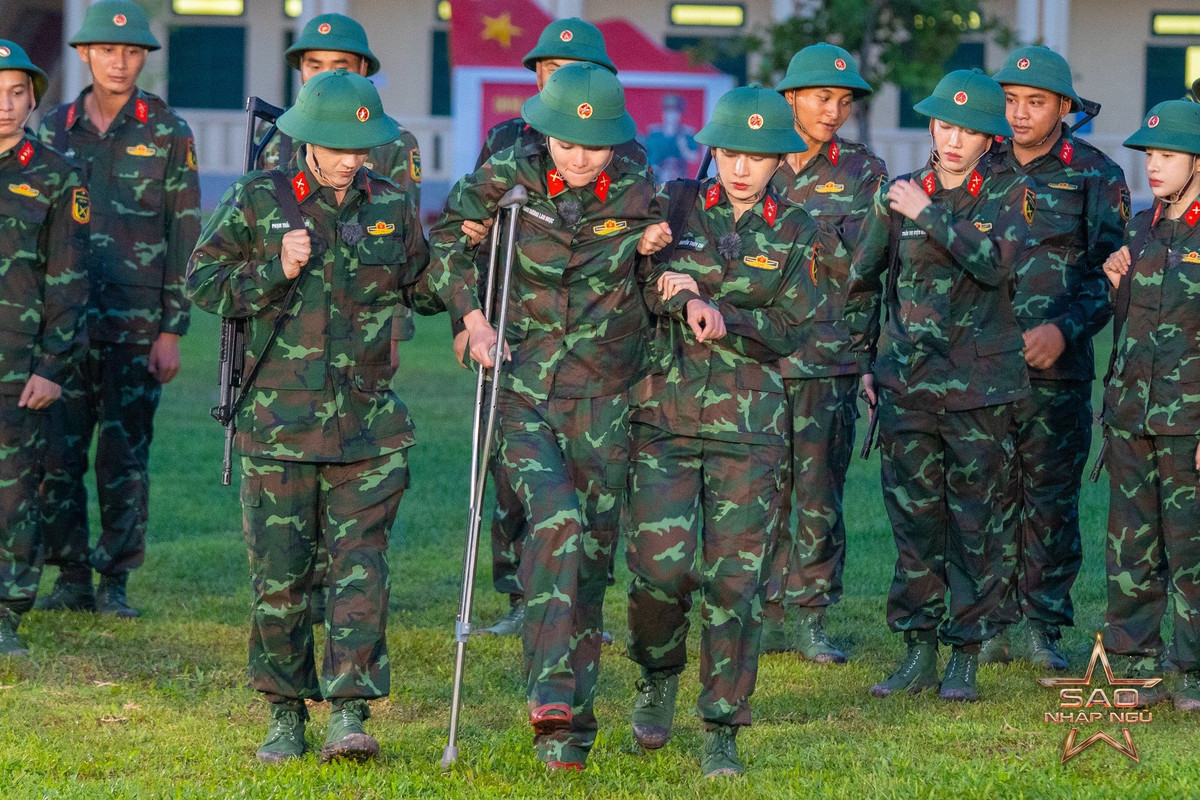 Ninh Dương Lan Ngọc chia sẻ khoảnh khắc "tình đồng chí" trong Sao nhập ngũ. Ảnh: FB Ninh Dương Lan Ngọc