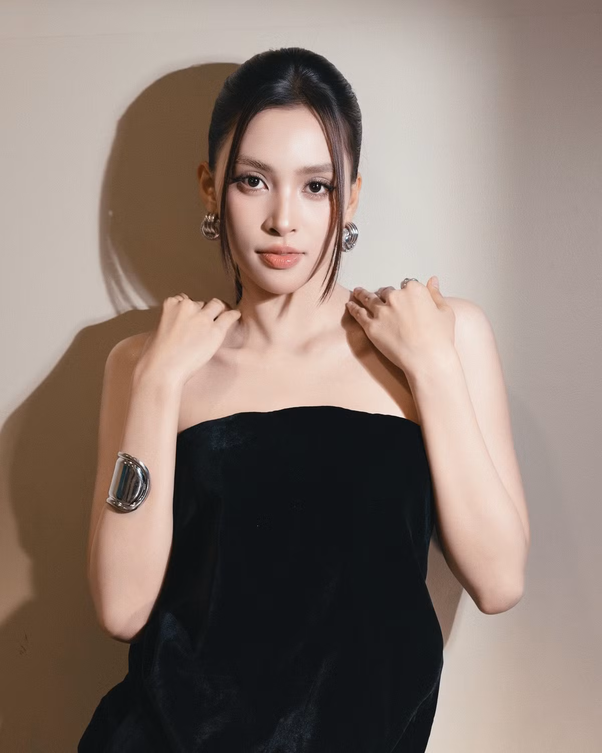 Không còn bó buộc trong những bộ cánh kín đáo, Tiểu Vy ngày càng bạo dạn hơn trong việc thể hiện vẻ đẹp hình thể. Ảnh: FB Trần Tiểu Vy