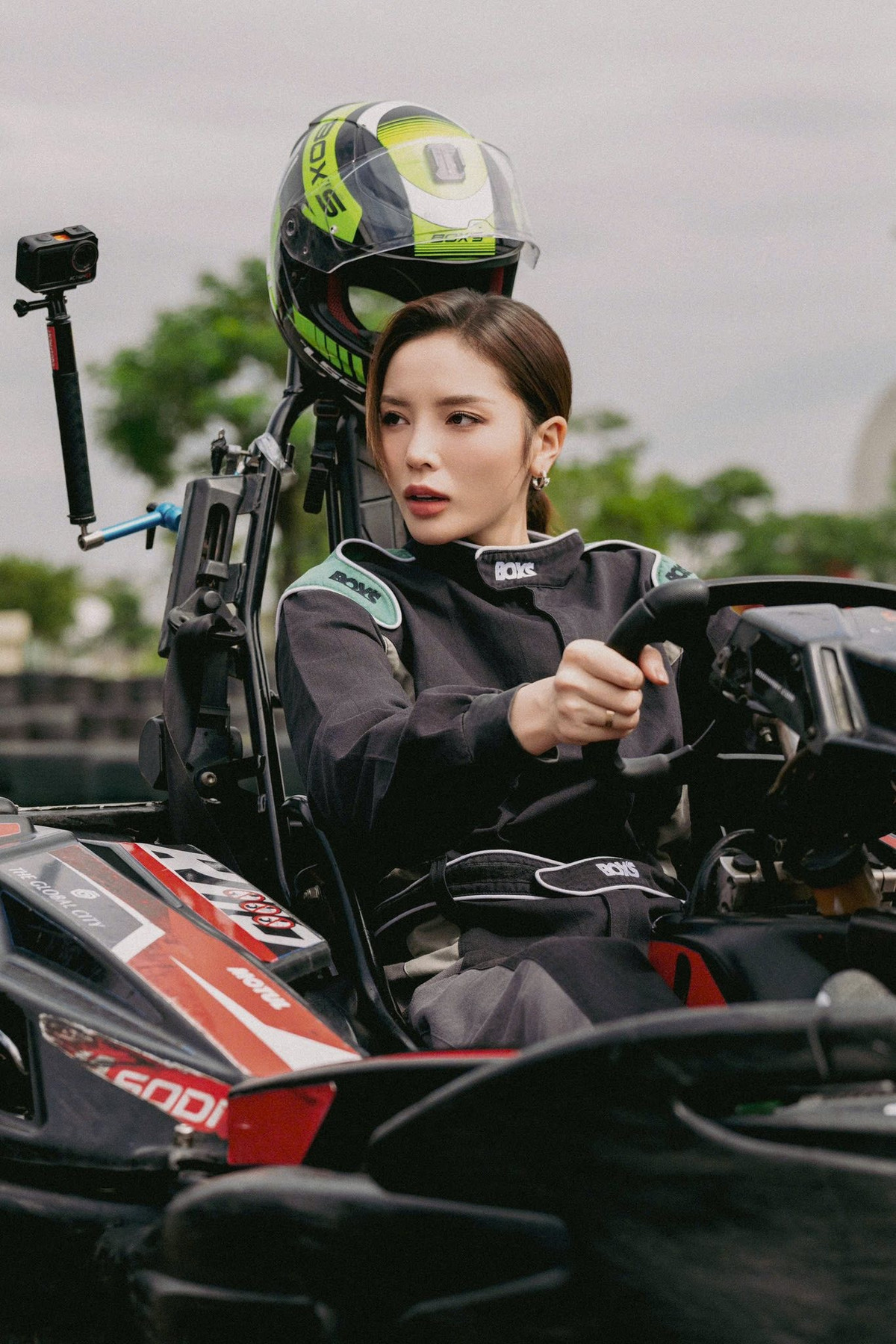 Hoa hậu Kỳ Duyên trải nghiệm bộ môn đua xe công thức. Ảnh: FB Nguyen Cao Ky Duyen
