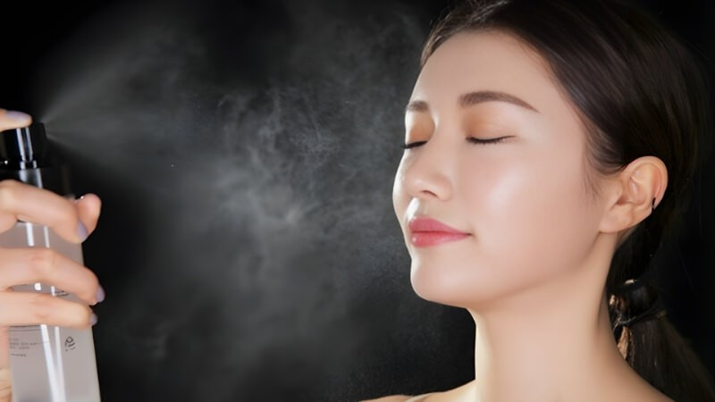 Xịt khóa nền là bước hoàn thiện giúp cố định toàn bộ lớp trang điểm. Ngoài việc giữ makeup lâu trôi, xịt còn giúp lớp nền trông tự nhiên, mềm mại hơn.