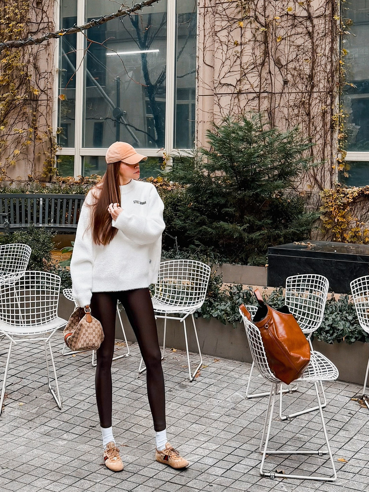 Ca sĩ Hồ Ngọc Hà khoe đôi chân dài thon gọn với quần ôm sát. Ảnh: FB Ho Ngoc Ha