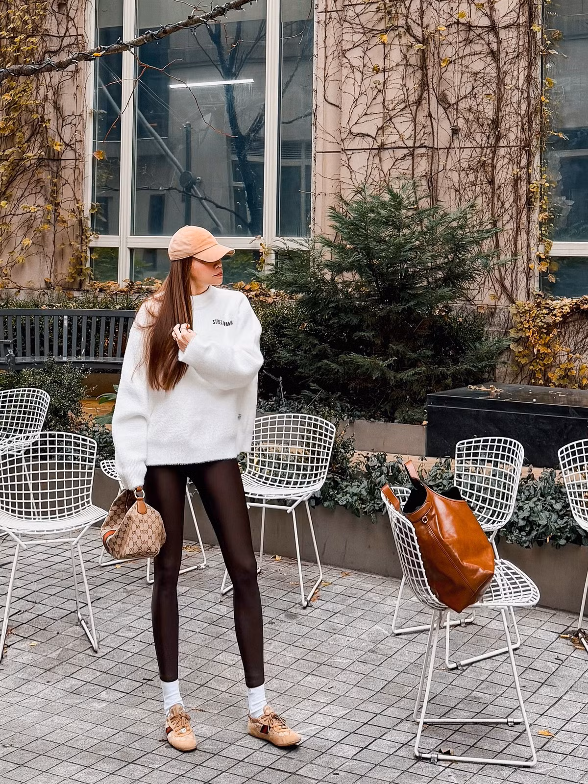 Ca sĩ Hồ Ngọc Hà khoe đôi chân dài thon gọn với quần ôm sát. Ảnh: FB Ho Ngoc Ha