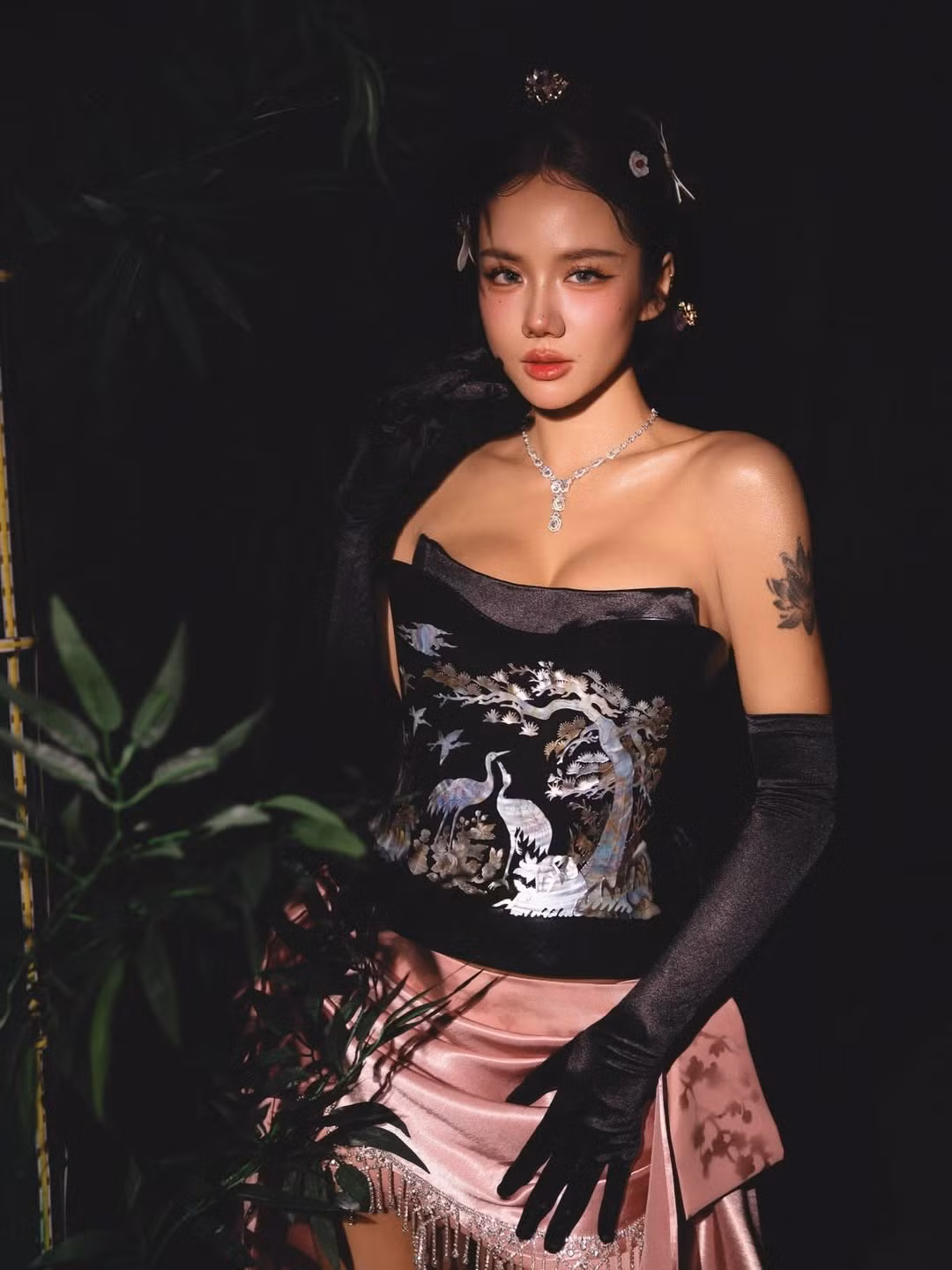 Vóc dáng săn chắc của nữ ca sĩ cũng trở thành điểm nhấn.