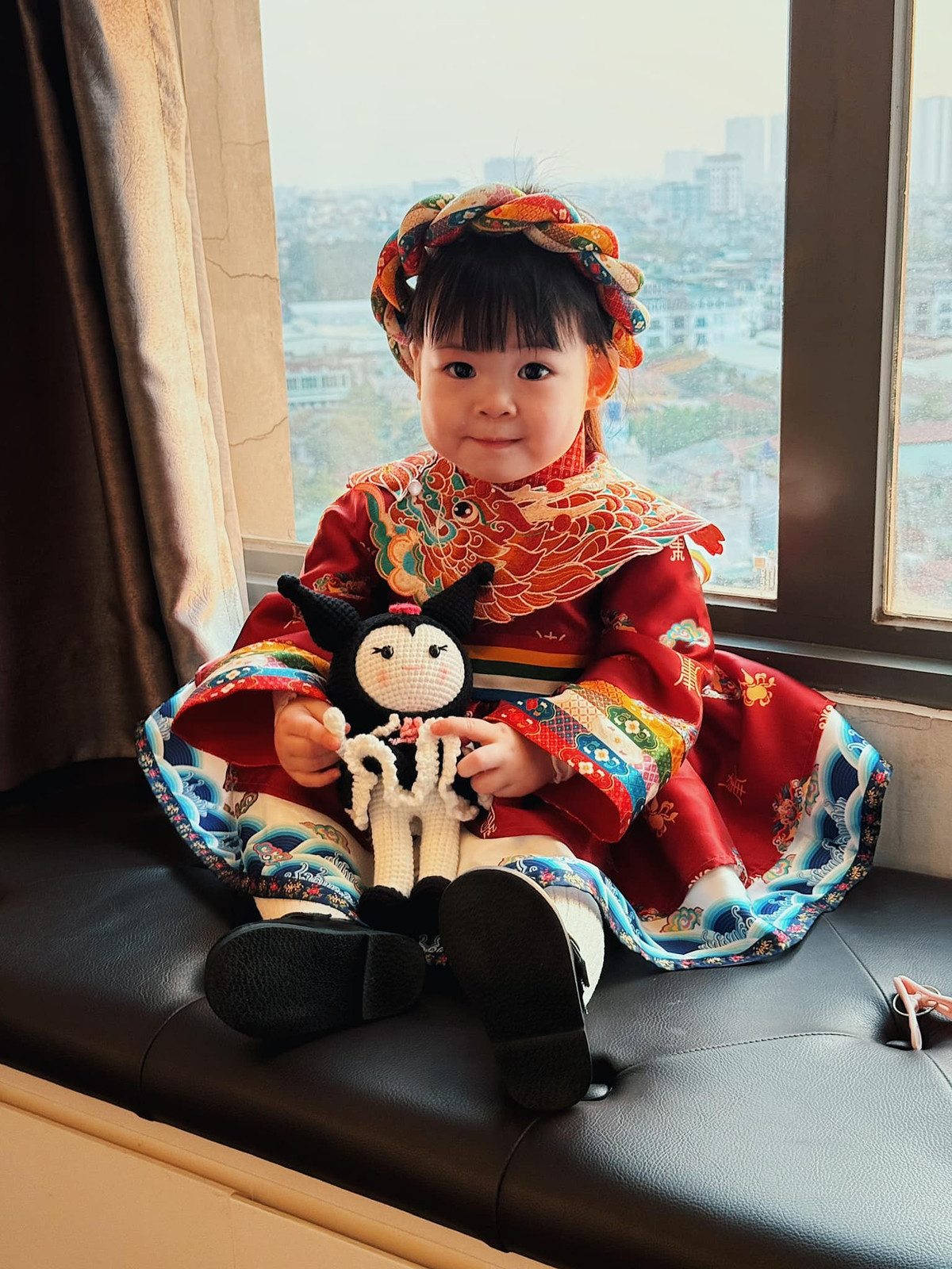 Người đẹp 9x chia sẻ rằng con gái rất hay cười, thường có những biểu cảm ngộ nghĩnh và những trò đùa lém lỉnh khiến cả nhà luôn vui vẻ.