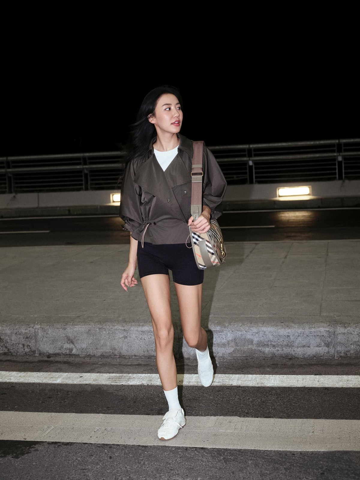 Văn Mai Hương diện đồ khỏe khoắn, lên đường sang London. Ảnh: FB Văn Mai Hương