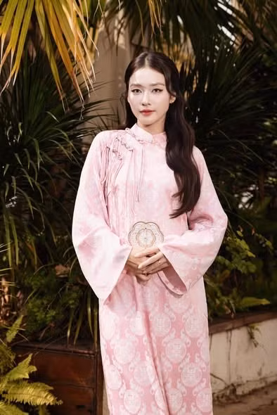 Tin tức sao Việt 31/12: Diễn viên Khả Ngân xinh đẹp nền nã trong tà áo dài. Ảnh: FB Khả Ngân Sushi