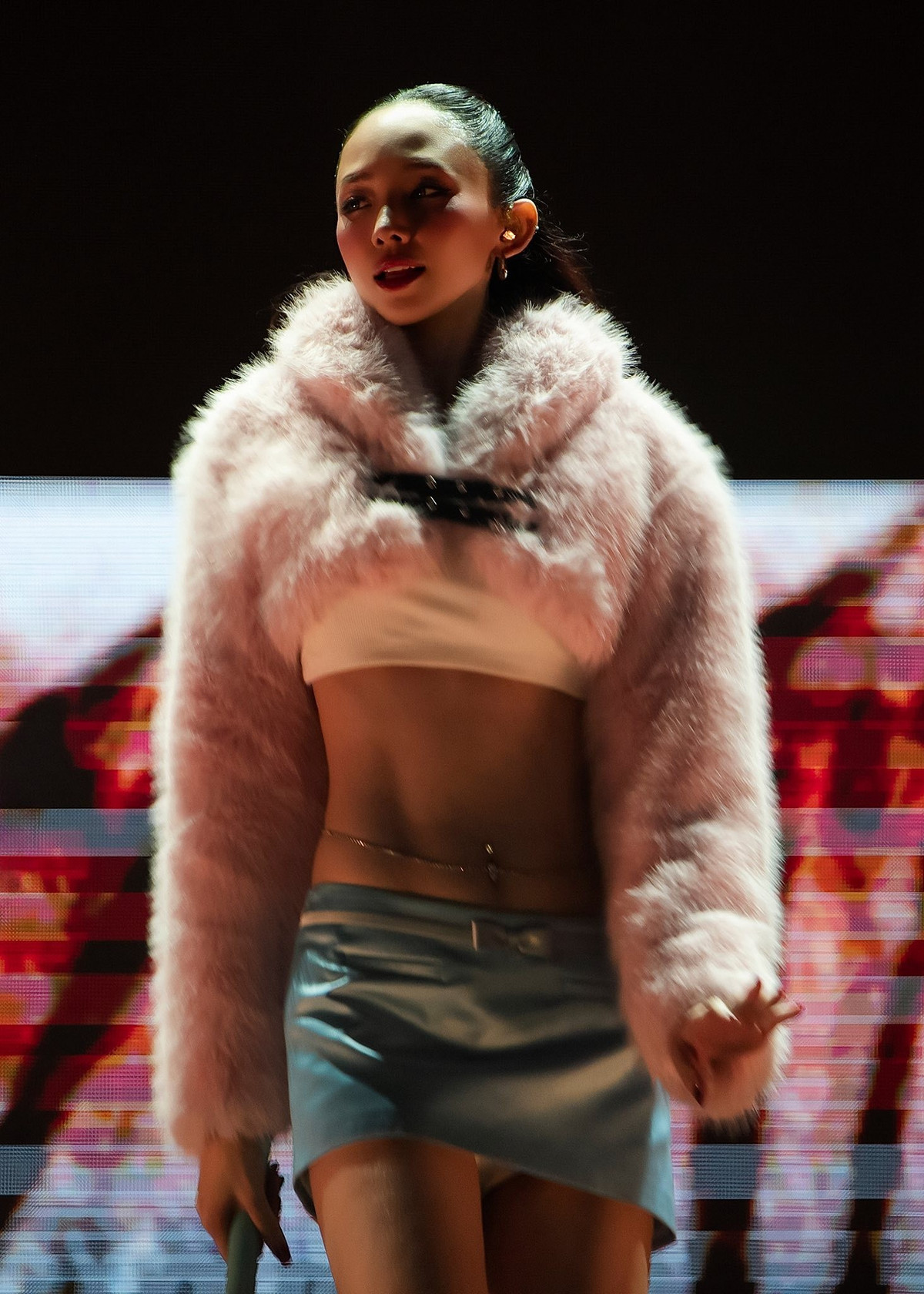 Có vòng eo săn chắc dẻo dai, Tóc Tiên rất thích mặc hở táo bạo, khoe lợi thế hình thể.