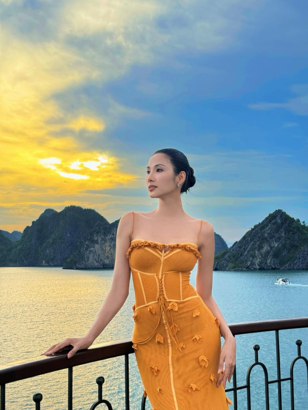 Siêu mẫu Hoàng Thùy tạo dáng trên du thuyền ngắm vịnh Hạ Long. Ảnh: FB Hoang Thuy