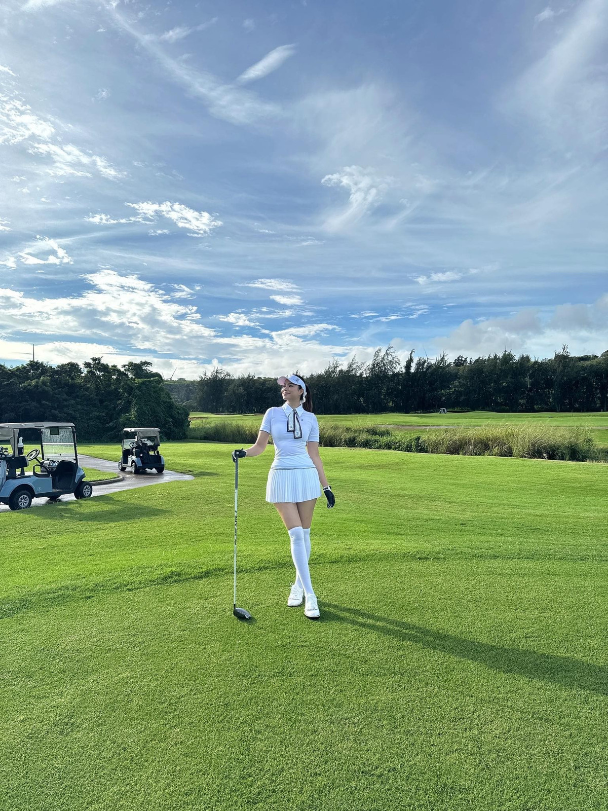 Hoa hậu Phạm Hương khoe dáng trên sân golf. Ảnh: FB Hoa Hậu Phạm Hương