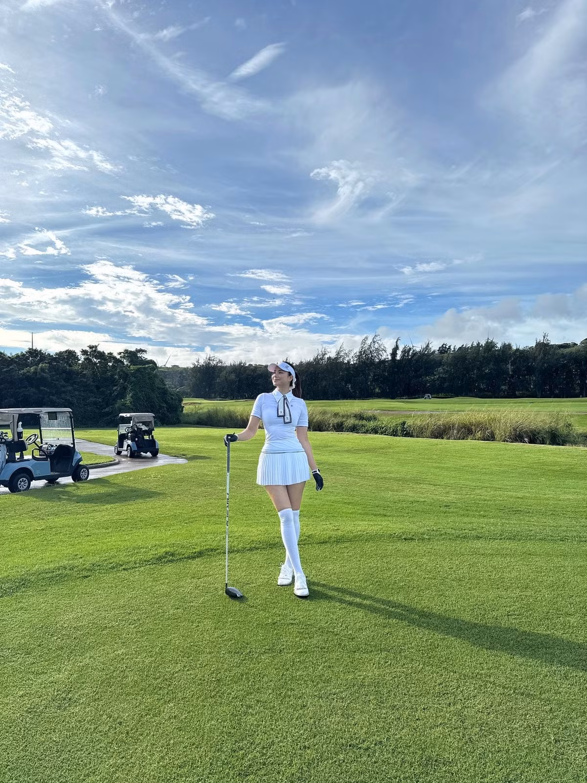 Hoa hậu Phạm Hương khoe dáng trên sân golf. Ảnh: FB Hoa Hậu Phạm Hương