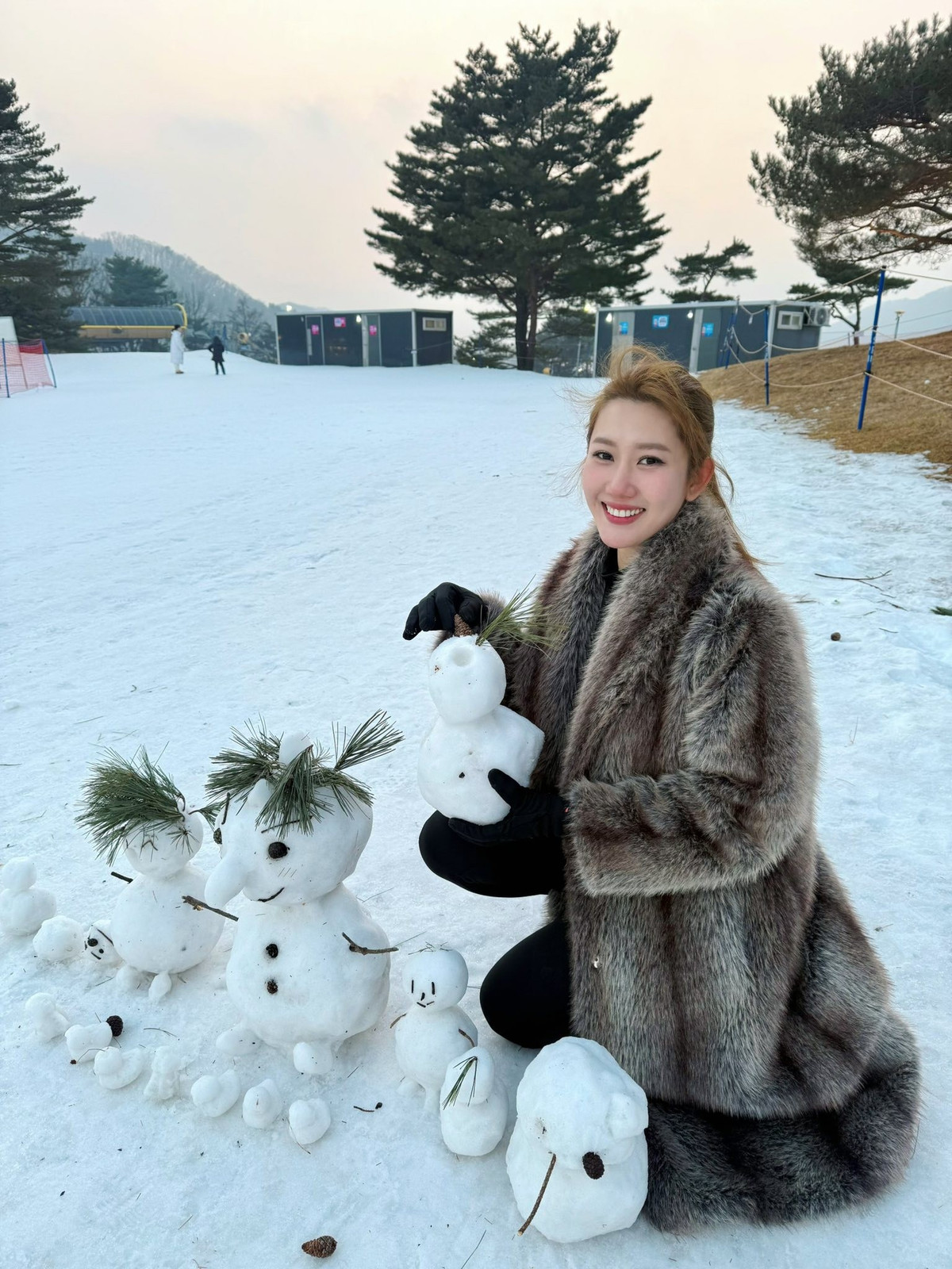 Diễn viên Thuý Ngân hào hứng chơi nặn người tuyết khi du lịch Hàn Quốc. Ảnh: FB Lê Huỳnh Thuý Ngân