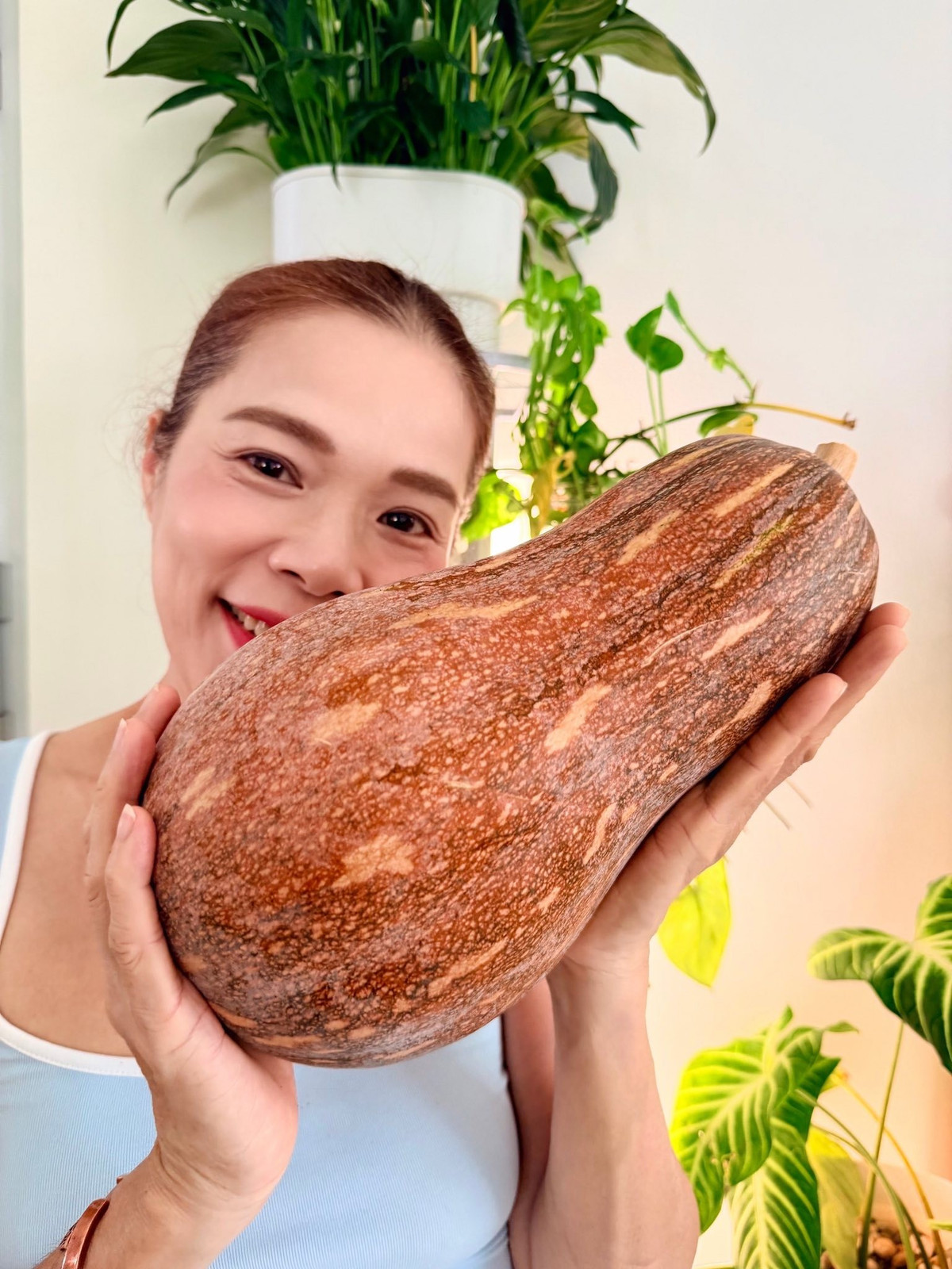 Ca sĩ Mỹ Lệ khoe thu hoạch được nhiều trái trong vườn. Ảnh: FB Hoàng Thị Mỹ Lệ