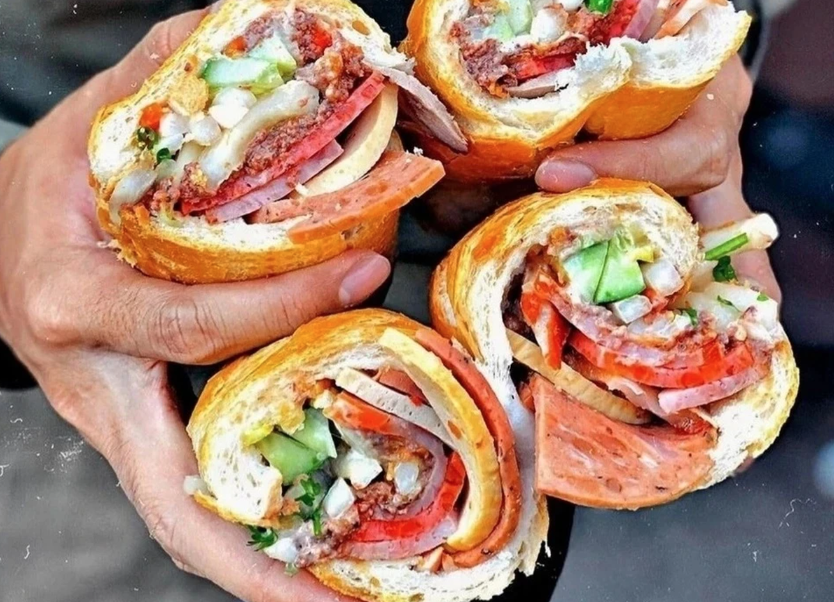 Bánh mì tưởng chừng đơn giản nhưng khi ăn kèm pate, thịt nguội, chả lụa hoặc nước sốt mặn, lượng muối trong bữa ăn có thể tăng đáng kể.