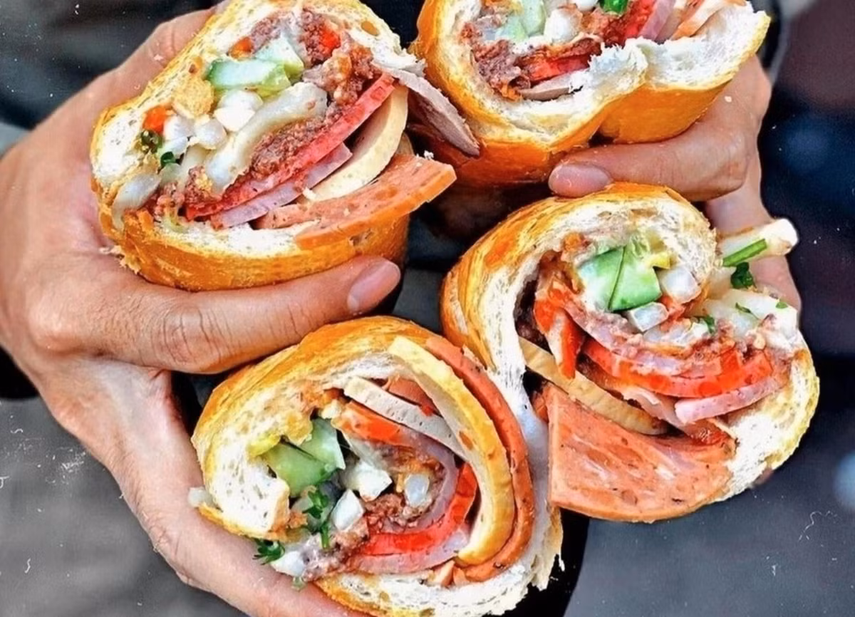Bánh mì tưởng chừng đơn giản nhưng khi ăn kèm pate, thịt nguội, chả lụa hoặc nước sốt mặn, lượng muối trong bữa ăn có thể tăng đáng kể.