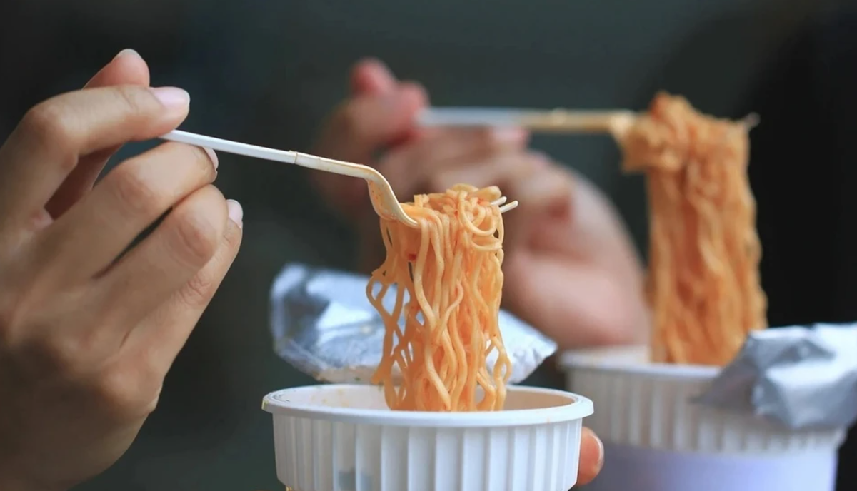 Mì ăn liền là lựa chọn nhanh gọn của nhiều người vào buổi sáng. Tuy nhiên, gói gia vị đi kèm thường chứa hàm lượng muối rất cao. Nếu ăn thường xuyên, lượng natri tích lũy có thể vượt quá mức khuyến nghị, gây áp lực lớn cho thận.