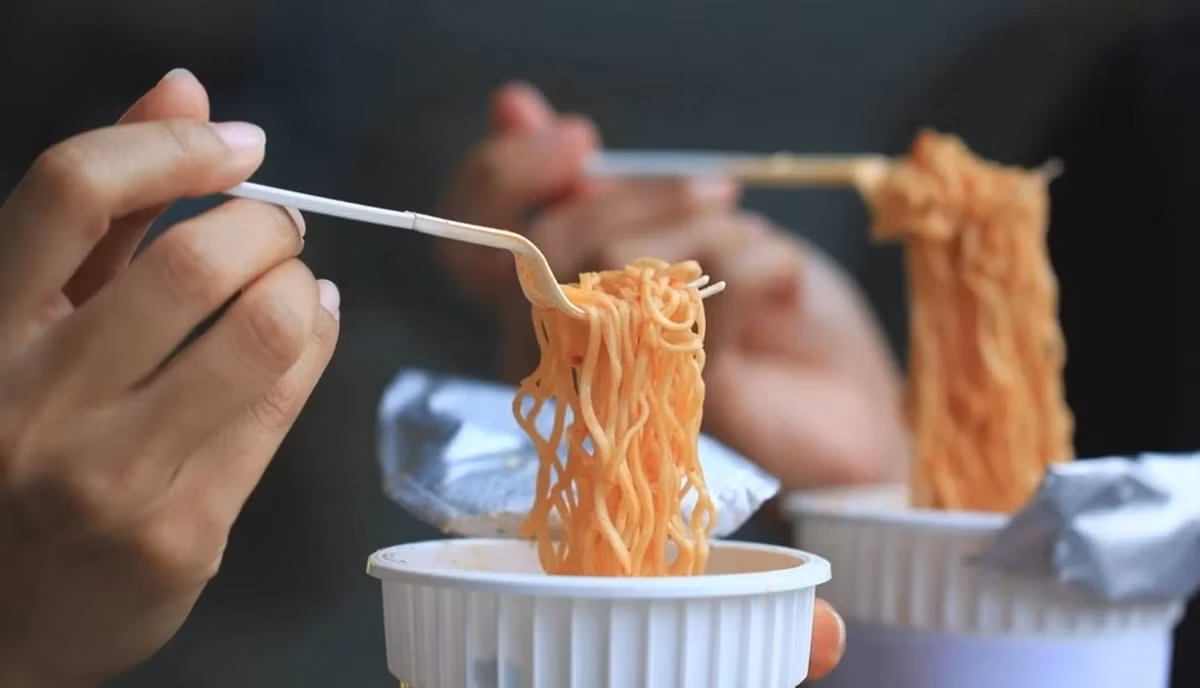 Mì ăn liền là lựa chọn nhanh gọn của nhiều người vào buổi sáng. Tuy nhiên, gói gia vị đi kèm thường chứa hàm lượng muối rất cao. Nếu ăn thường xuyên, lượng natri tích lũy có thể vượt quá mức khuyến nghị, gây áp lực lớn cho thận.