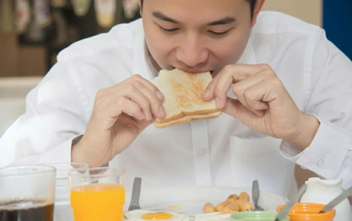 Bữa sáng là bữa ăn quan trọng giúp cung cấp năng lượng cho cả ngày. Tuy nhiên, nhiều món ăn sáng quen thuộc của người Việt lại chứa lượng muối rất cao. Theo các chuyên gia dinh dưỡng, người Việt đang tiêu thụ lượng muối gần gấp đôi mức khuyến nghị mỗi ngày, trong đó phần lớn đến từ các món ăn sáng như bún, phở, mì gói hay các loại gia vị mặn.