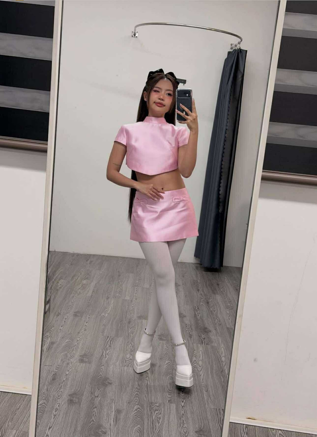 Giọng ca 2003 diện crop top ngắn tay cùng chân váy mini tiệp màu, khoe khéo vòng eo thon và đôi chân thẳng tắp.