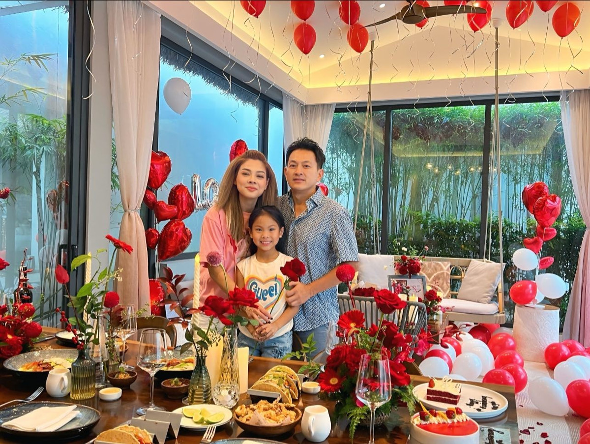 Ca sĩ Thanh Thảo được chồng bất ngờ tổ chức tiệc kỷ niệm lãng mạn. Ảnh: FB Thanh Thảo