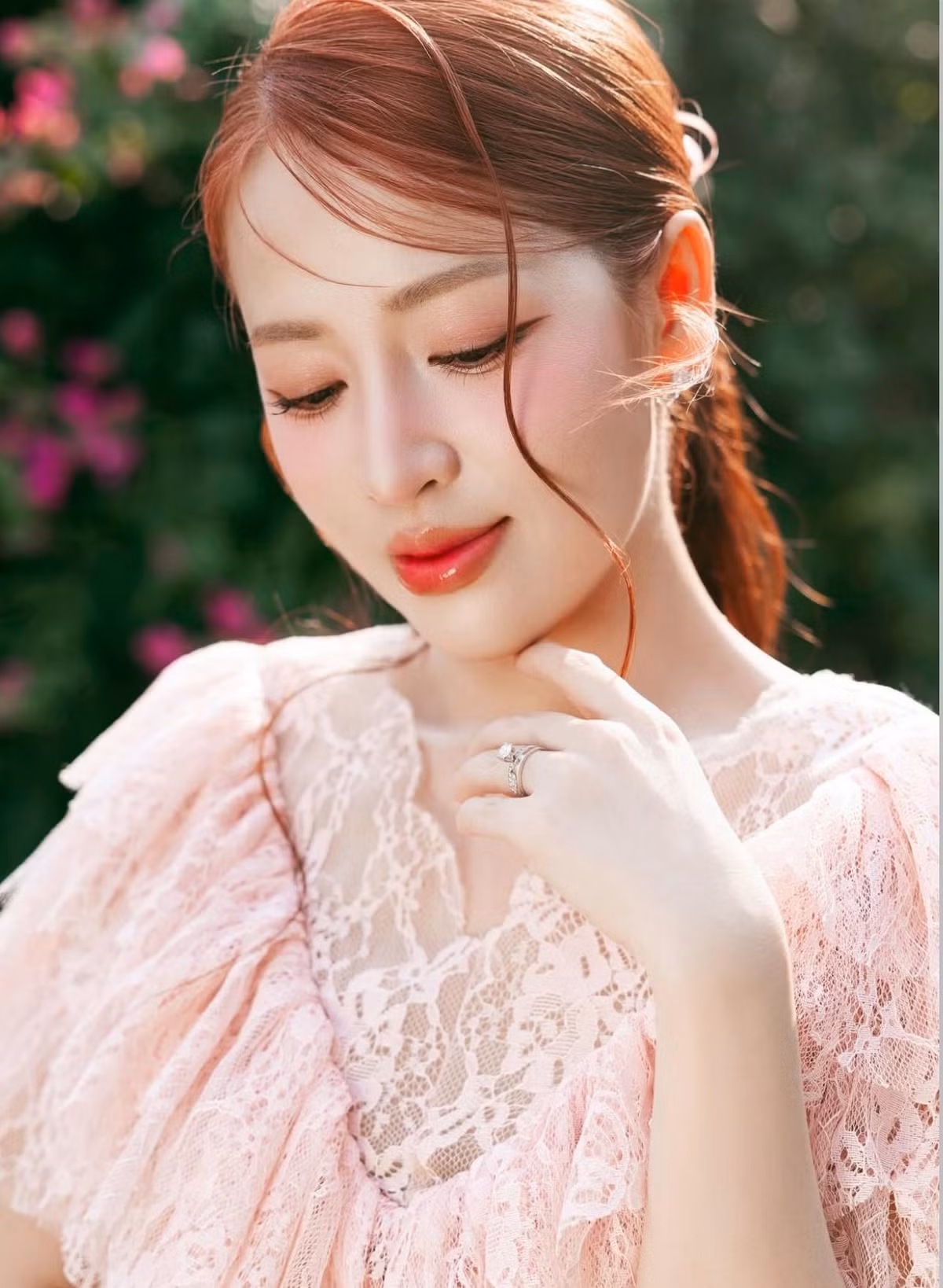 Bộ trang phục không chỉ tôn lên đường cong mềm mại mà còn giúp cô phô diễn vòng eo phẳng lì.