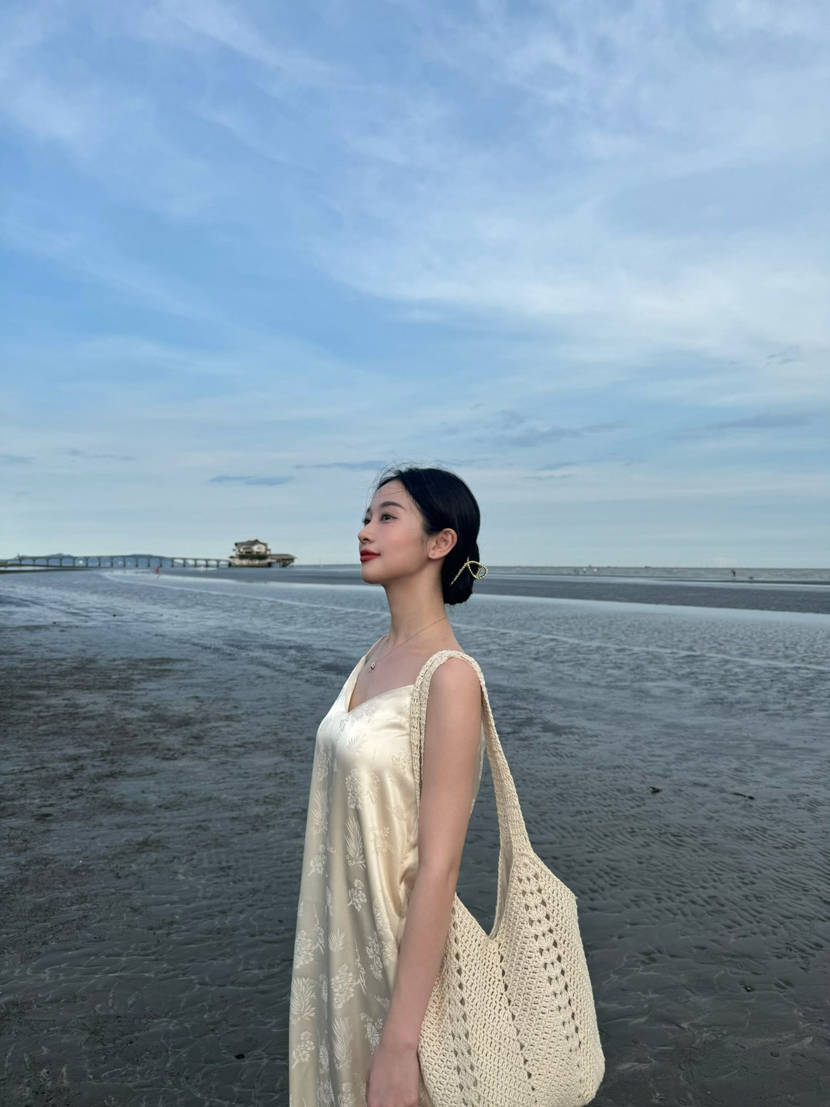 Jun Vũ tạo dáng bên bờ biển. Ảnh: FB Vũ Phương Anh