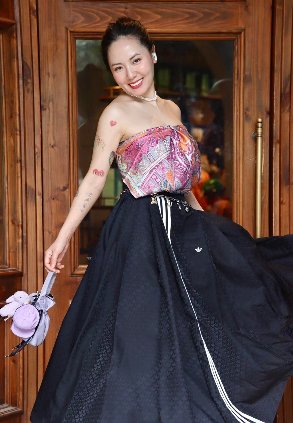 Nếu bikini hai mảnh vẫn là lựa chọn kinh điển để tôn lên đường cong quyến rũ, thì cách Phương Linh sử dụng khăn làm áo lại mang đến làn gió mới: táo bạo nhưng vẫn sang trọng, gợi cảm mà không phô trương.