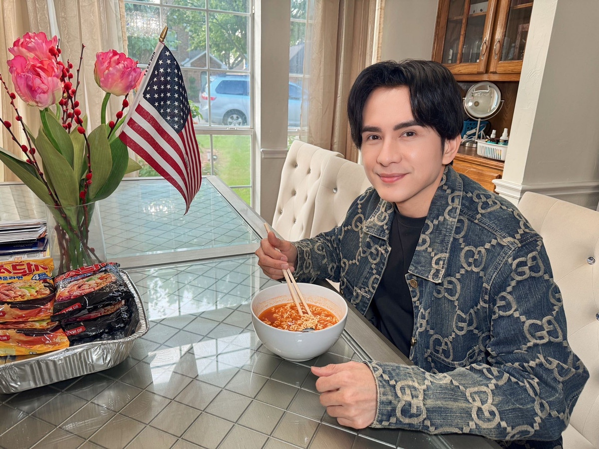 Ca sĩ Đan Trường giản dị bên bát mì. Ảnh: FB Dan Truong Pham