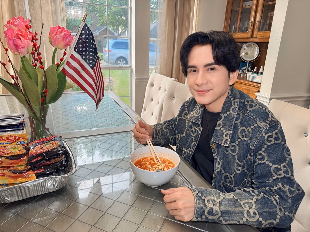 Ca sĩ Đan Trường giản dị bên bát mì. Ảnh: FB Dan Truong Pham