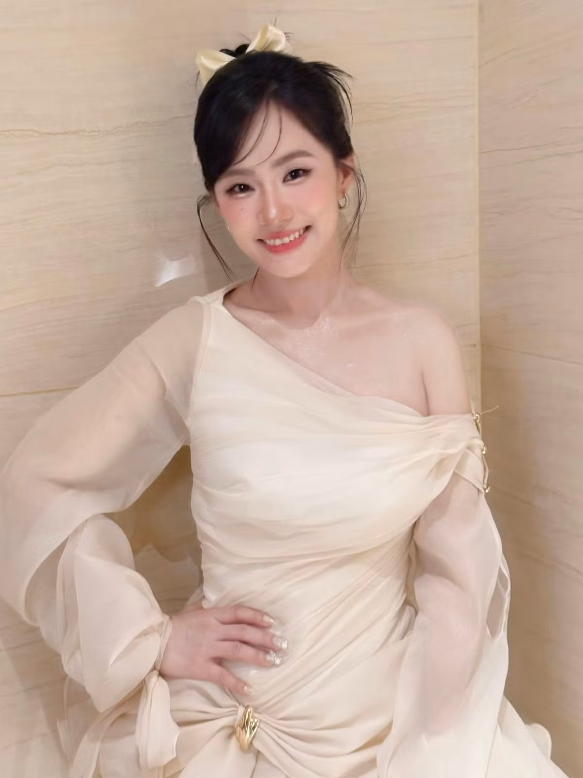 Không chỉ gây ấn tượng bởi ngoại hình, nữ ca sĩ còn duy trì hoạt động nghệ thuật đều đặn. Cô thường xuyên biểu diễn tại các sự kiện lớn nhỏ, tham gia một số chương trình truyền hình và chia sẻ video ca hát trên nền tảng mạng xã hội.