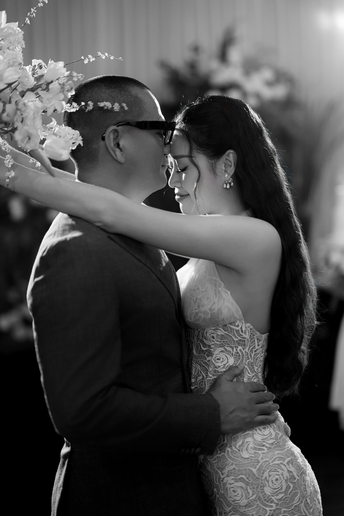 Xuất hiện trong bữa tiệc, Khánh Vân lựa chọn chiếc váy ren cổ yếm ôm sát, thiết kế dáng dài đuôi cá tôn trọn vóc dáng thon gọn và đường cong quyến rũ.