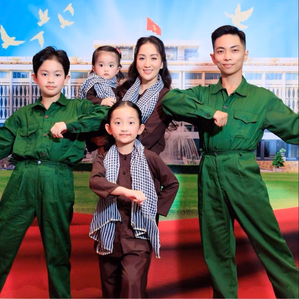 Sau ba lần sinh nở, Khánh Thi vẫn được khen ngợi bởi sắc vóc trẻ trung, cuốn hút.