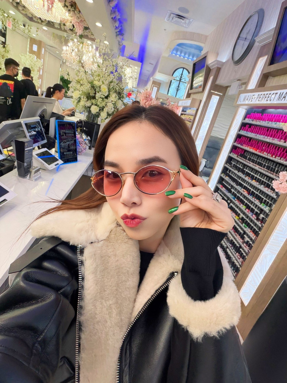 Tin tức sao Việt 22/1: Vợ đạo diễn Victor Vũ - Đinh Ngọc Diệp trải nghiệm dịch vụ làm móng ở Mỹ. Ảnh: FB Dinh Ngoc Diep