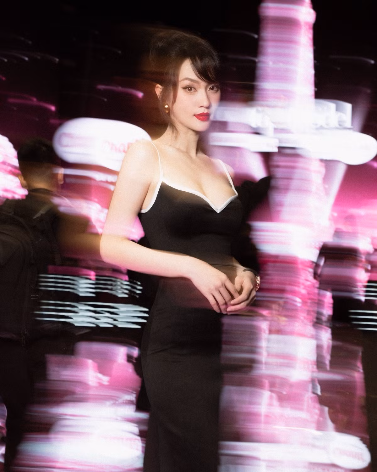 Đặc biệt, lợi thế chiều cao nổi bật 1,74 m cùng số đo ba vòng chuẩn 85-61-97 cm giúp Á hậu dễ dàng “chiếm sóng” mỗi khi xuất hiện.