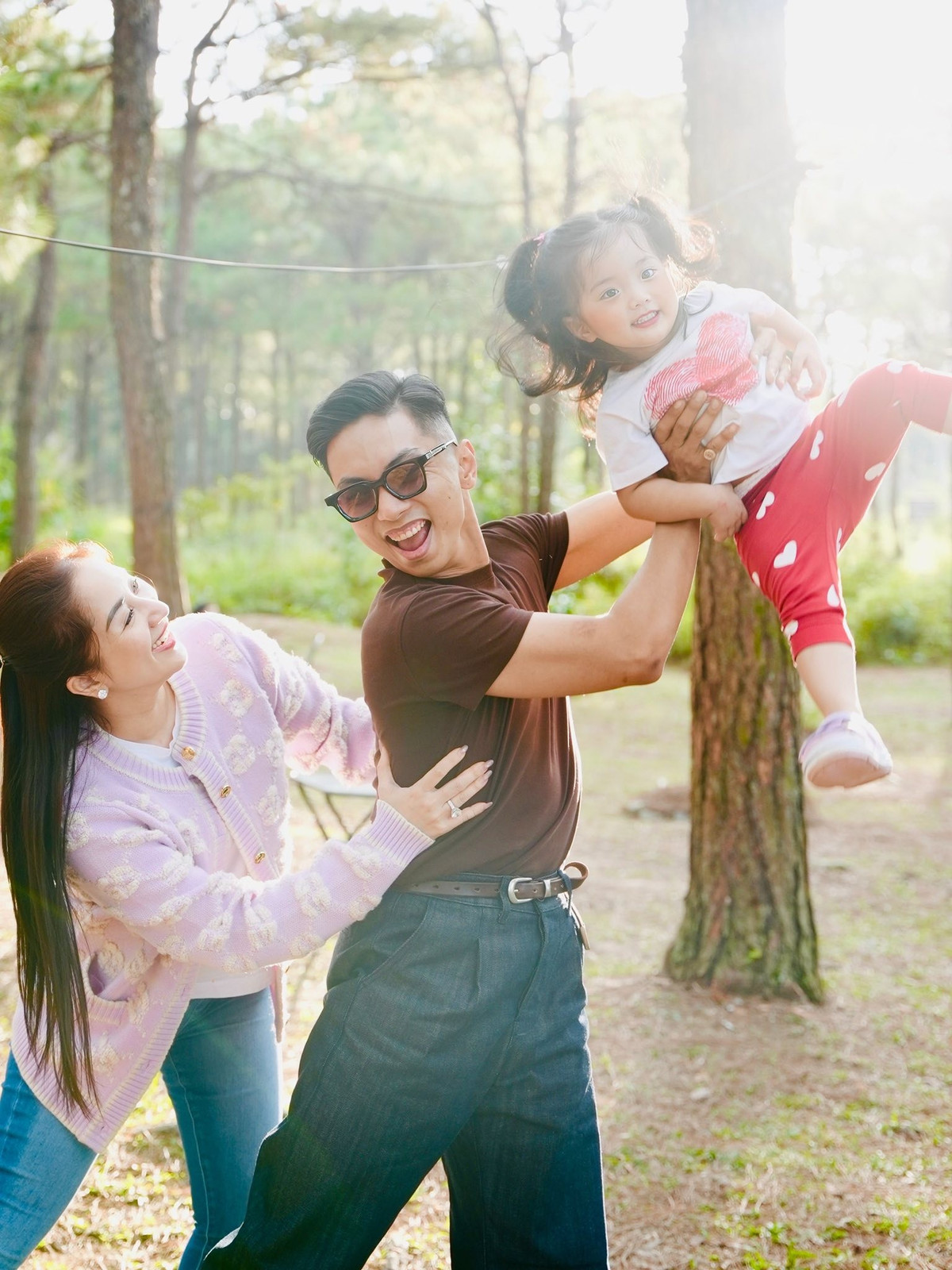 Khánh Thi, Phan Hiển cùng con gái út chụp ảnh dưới nắng nhẹ. Ảnh: FB Khanh Thi Phan Hien