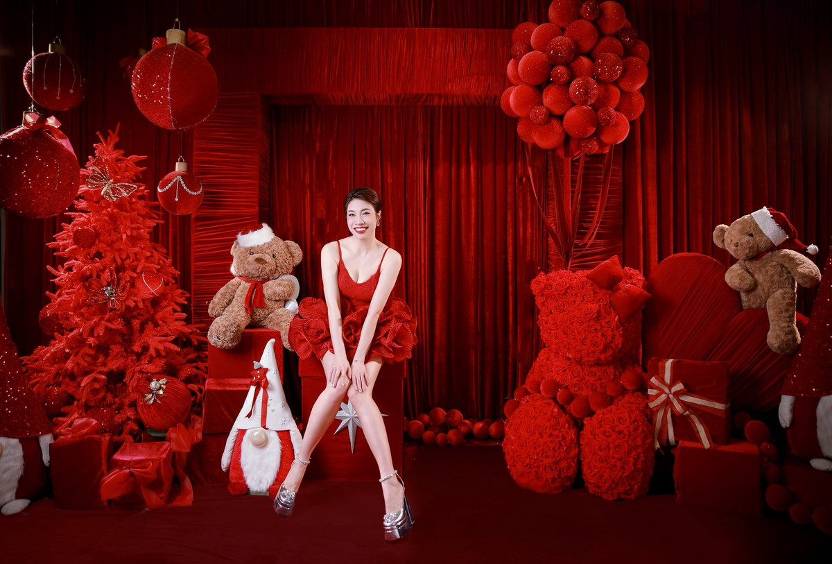 Ca sĩ Pha Lê tung bộ ảnh đón Giáng sinh màu đỏ rực rỡ. Ảnh: FB Pha Lê Crystal