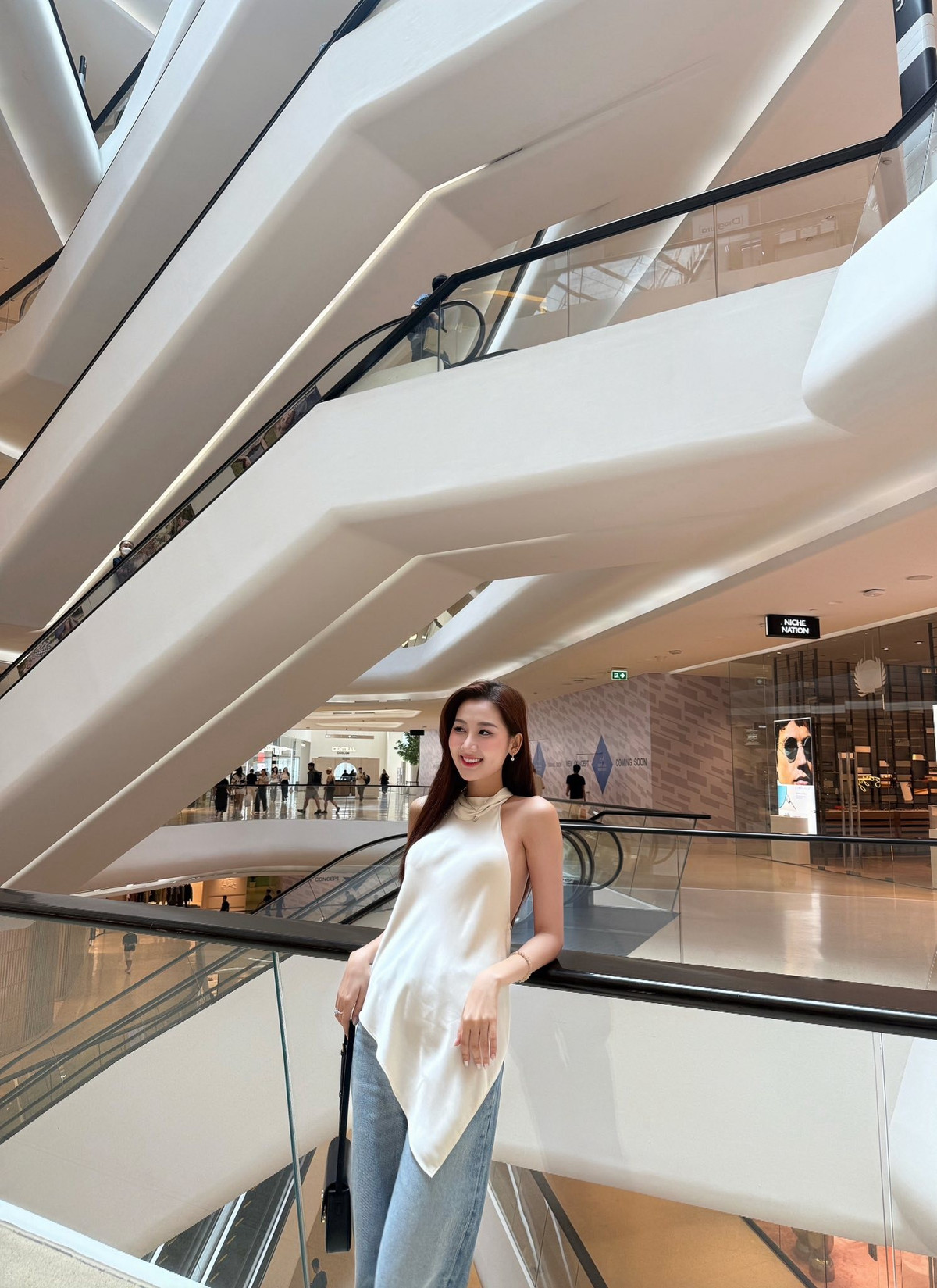 Hoa hậu Quế Anh thảnh thơi dạo chơi Bangkok, Thái Lan. Ảnh: FB Võ Lê Quế Anh