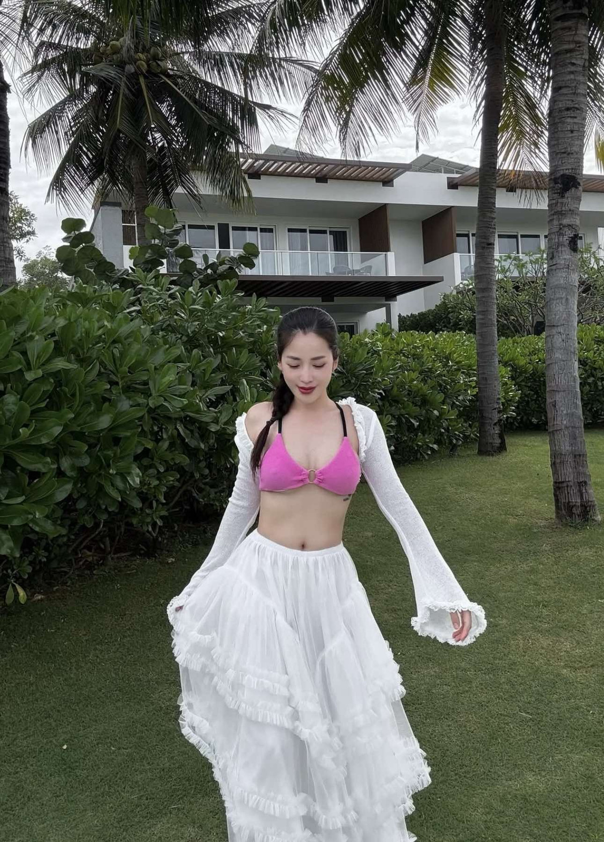 Dù không cầu kỳ trong trang phục hay cách tạo dáng, Puka vẫn ghi điểm với thần thái tươi tắn, rạng ngời và vẻ đẹp tràn đầy năng lượng.